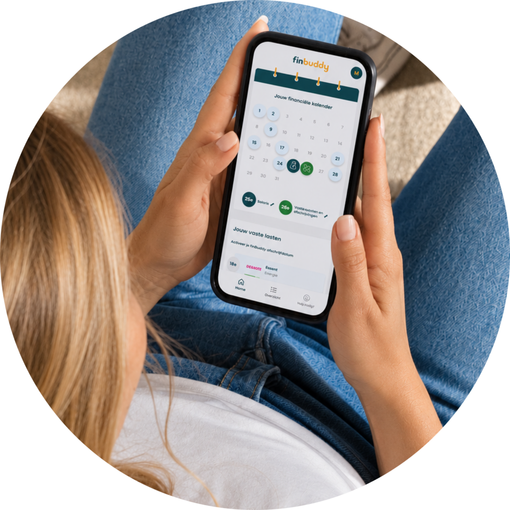 Jonge meid zit op de bank de FinBuddy app gebruiken