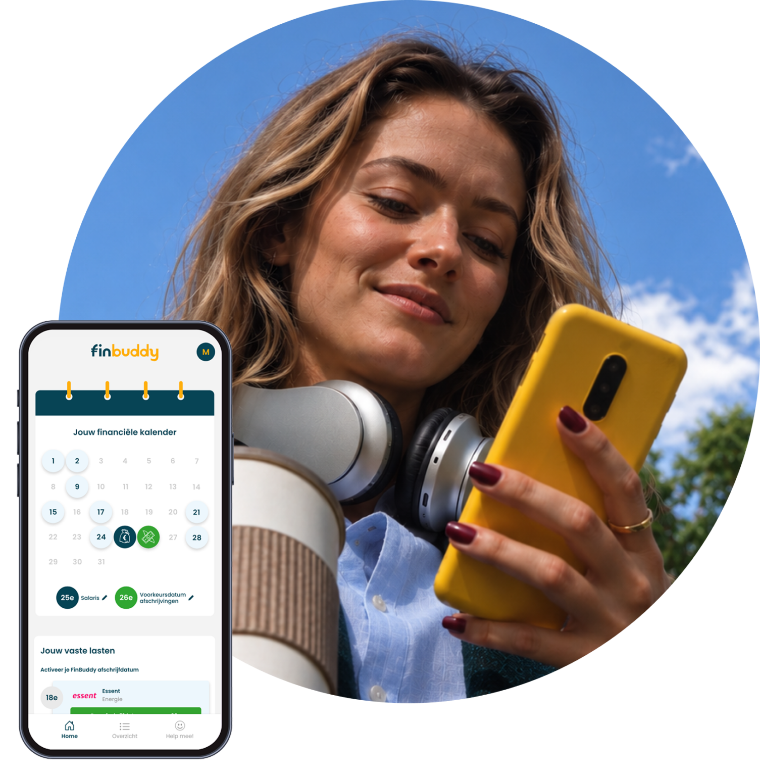 Jonge vrouw in het park met een gele mobiele telefoon in haar hand