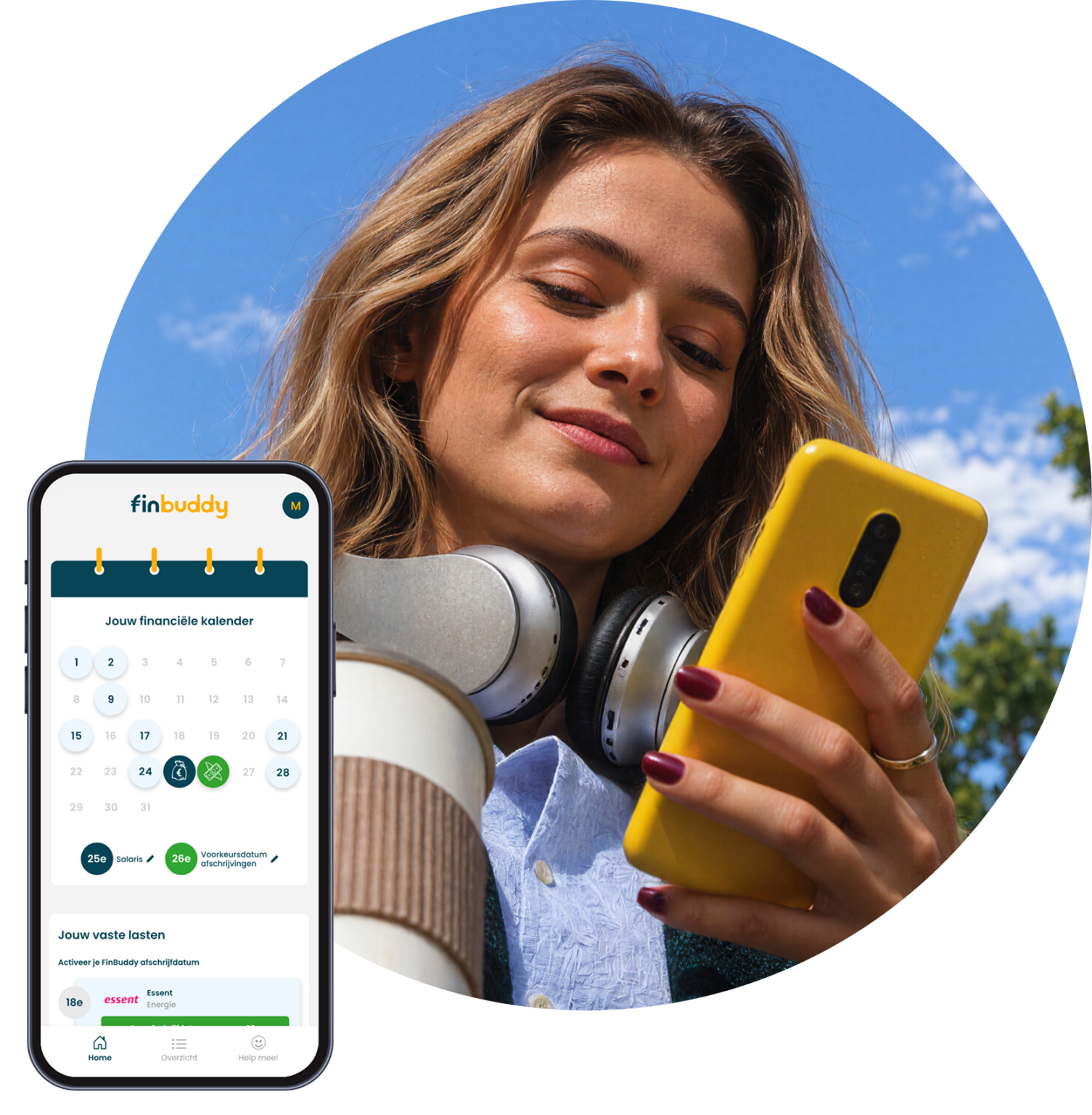 Jonge vrouw in het park kijkend naar mobiele telefoon